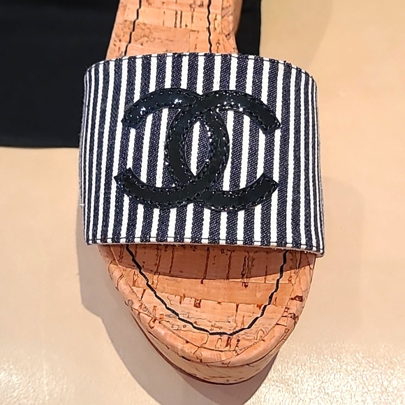 👡👡👡CHANEL New Cork Slides with Patent Logo. Stunning. - Picture 2 of 8